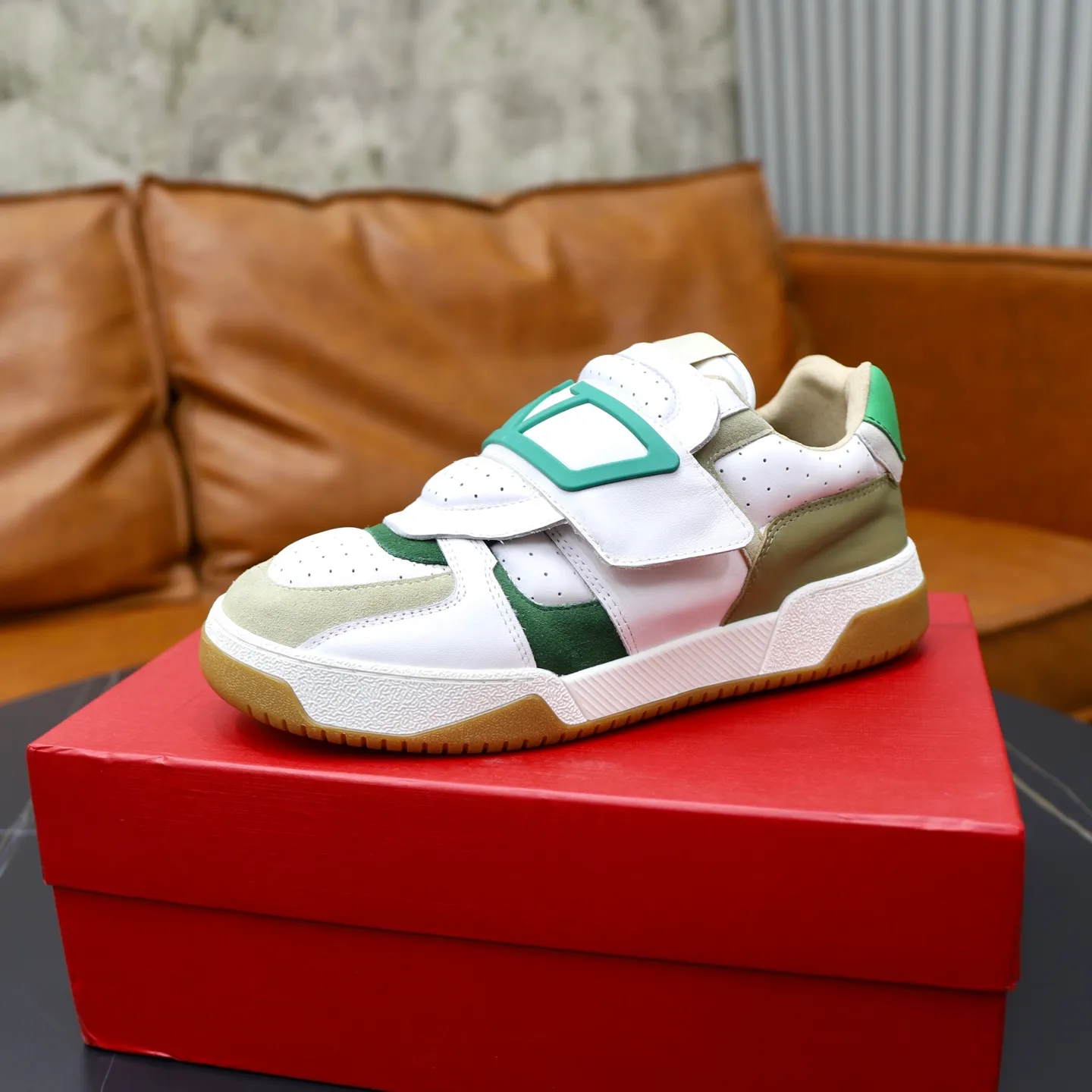 Ex-factory price: 520💰VALENTINO/Valentino Men's latest low-top thick-soled sports shoes are shipped. Made with heavy industry, men's fine casual sports shoes, versatile style. Original leather, rubber lines embellished with geometric segmented uppers, hand-stitched, novel and fashionable, rubber soles with details on the front and back, and the tongue is decorated with the Valentino Garavani Logo, which is comfortable, breathable and durable! Comes with full original packaging! Code number: 38-39-40-41-42-43-44 (45, 46 can be customized)